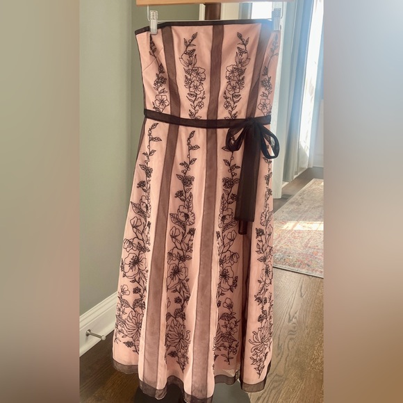 BCBGMaxAzria Dresses & Skirts - Beautiful, feminine strapless dress